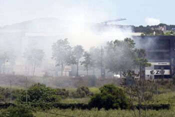 El incendio de la química de Vilanova tardará días en extinguirse