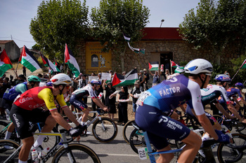Una manifestación intenta cortar la Vuelta a 18 km de meta