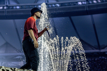 Un abarrotado Metropolitano celebra los 10 años de Dellafuente