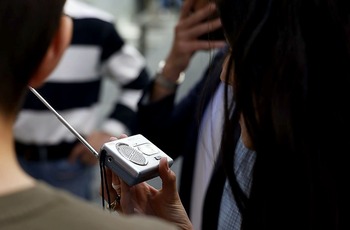 Transistor, botellín y kit de supervivencia