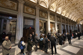 Miles de personas visitan la tumba del Papa Francisco