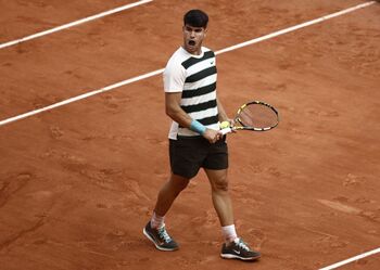 Alcaraz llega a cuartos y suma su centésima victoria en tierra