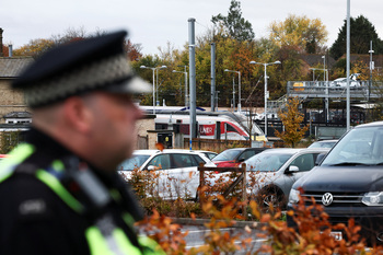 Diez heridos tras un apuñalamiento en un tren de Reino Unido