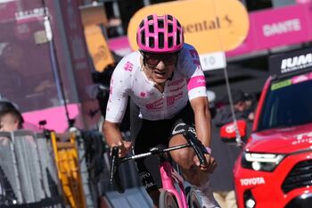 Carapaz incendia el Giro