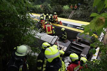 Al menos tres muertos al descarrilar un tren en Alemania