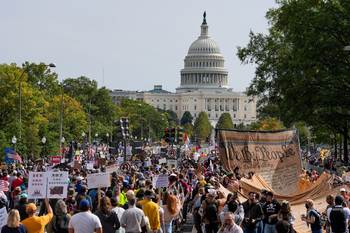 Miles de personas en todo EEUU protestan contra Trump
