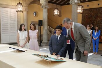 Felipe VI recibe a los ganadores de '¿Qué es un Rey para ti?'