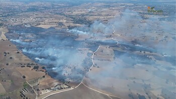 Medios aéreos y terrestres combaten un incendio en Toledo