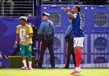 Francia despierta ante Senegal tras el descanso