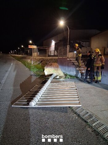 El 112 recibe 378 llamadas por el viento en Cataluña