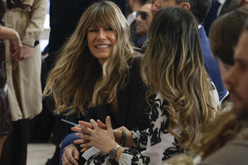 Begoña Gómez entrega el pasaporte en el juzgado