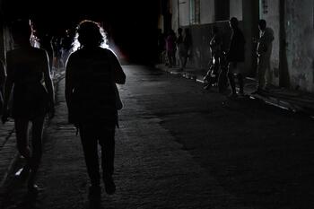 El este de Cuba se queda a oscuras por un apagón eléctrico