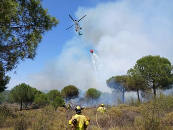 Más de 360 desalojados por un incendio en Huelva