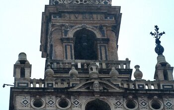 El viento provoca desprendimientos de la Giralda de Sevilla
