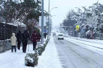 'Kristin' corta carreteras y cierra colegios por la nieve