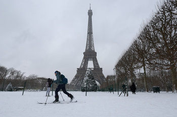 Francia tiene atascados 1.600 km de carreteras por la nieve