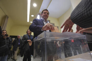 El PP vuelve a ganar en CyL, aunque necesitará a Vox