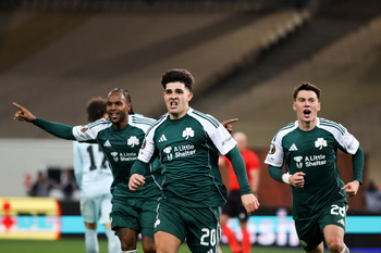 El Betis tropieza en Atenas con un polémico penalti
