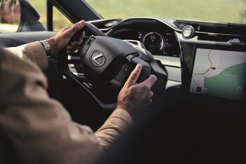 Lexus estrena 'Steer by Wire' en su SUV eléctrico RZ