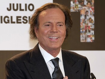 Julio Iglesias niega haber abusado o coaccionado a ninguna mujer