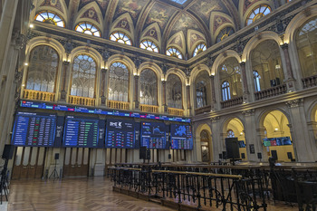 El Ibex 35 abre con una caída del 1,4% tras subir el crudo