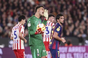 El Atlético pasa con agonía ante un Barça que rozó la proeza