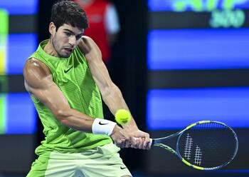 Alcaraz, remontada por derribo y hacia semifinales