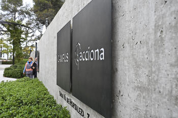 El juez ordena rastrear las cuentas de exdirectivos de Acciona
