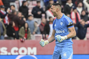 Salas y un penalti parado por Vlachodimos dan aire al Sevilla