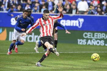 Un Athletic sin alardes remonta al Real Oviedo