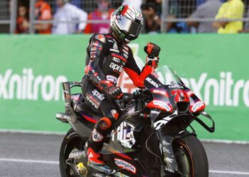 Bezzecchi arrasa y Acosta se pone líder del Mundial