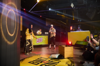 El innovador duelo entre un freestyler y su 'gemelo' virtual