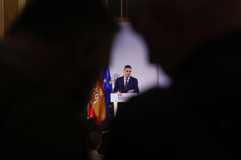 Sánchez se defiende de las críticas de los 