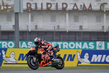 Acosta bate a Márquez en la esprint tras un polémico final