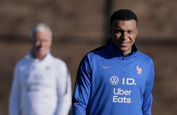 Mbappé desmiente que examinasen su rodilla equivocada