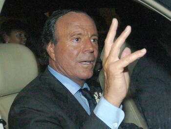 Julio Iglesias demanda a Yolanda Díaz por acusarle de abusos