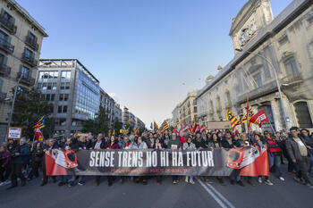 Miles de personas exigen un servicio de Rodalies digno