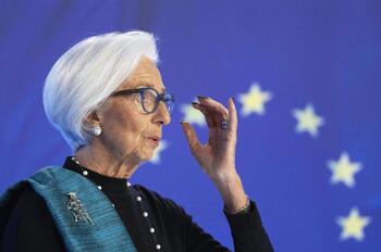 Christine Lagarde cobra un 55,8% más que su sueldo oficial