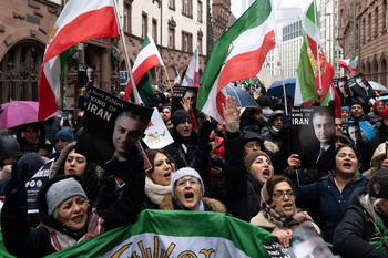 Trump ofrece su ayuda a Irán y Teherán amenaza con responder