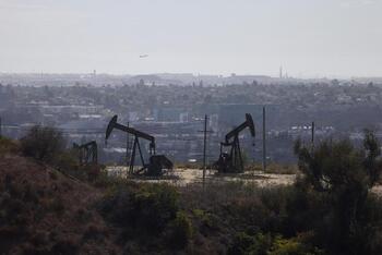 El petróleo supera los 114 dólares y el gas sube un 23%