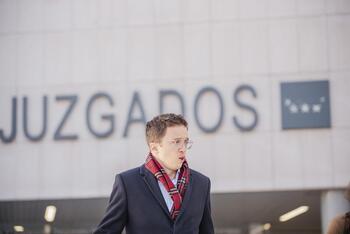 El juez espera este martes a Errejón para notificarle el juicio