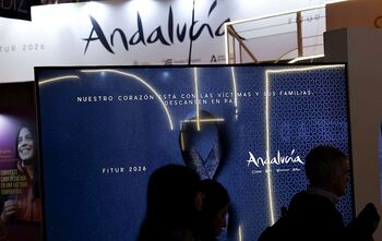 Un crespón negro para abrir Fitur