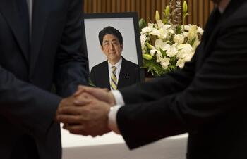 Condenan a cadena perpetua al asesino de Shinzo Abe