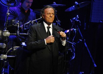 Dos exempleadas denuncian agresiones sexuales de Julio Iglesias