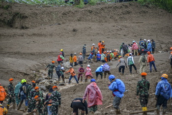 Ocho muertos tras una avalancha de tierra en Indonesia