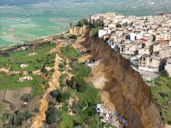 Un pueblo siciliano, al borde de un barranco por las lluvias