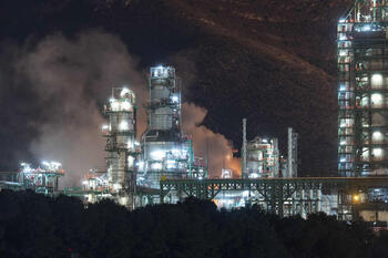 Un incendio afecta a las instalaciones de Repsol en Cartagena