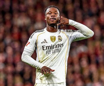 Quieren subirse al tren