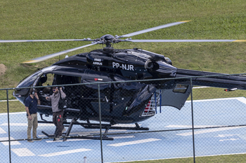 La 'Canarinha' llega a la concentración en helicóptero