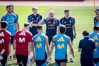 España se da un baño de masas en su primer entrenamiento